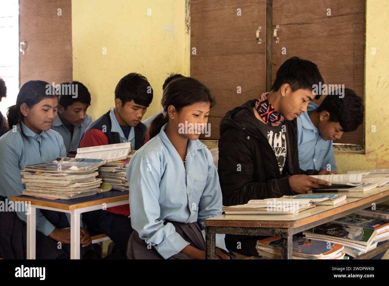 Kinder der Chepang-Gemeinschaft an der Shree Janapriya Secondary School in Kaule-6. Ichchyakamana, Bezirk Chitwan. Nepal. Stockfoto