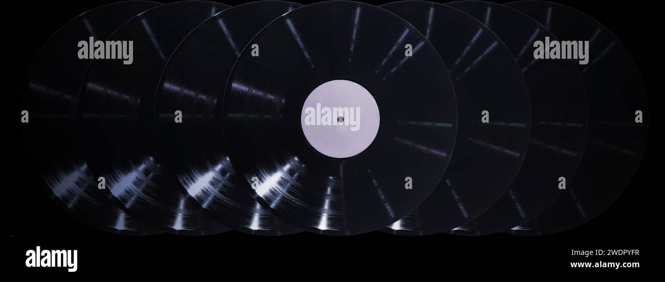 Abstrakter musikalischer dunkler Hintergrund vieler Schallplatten. Stockfoto