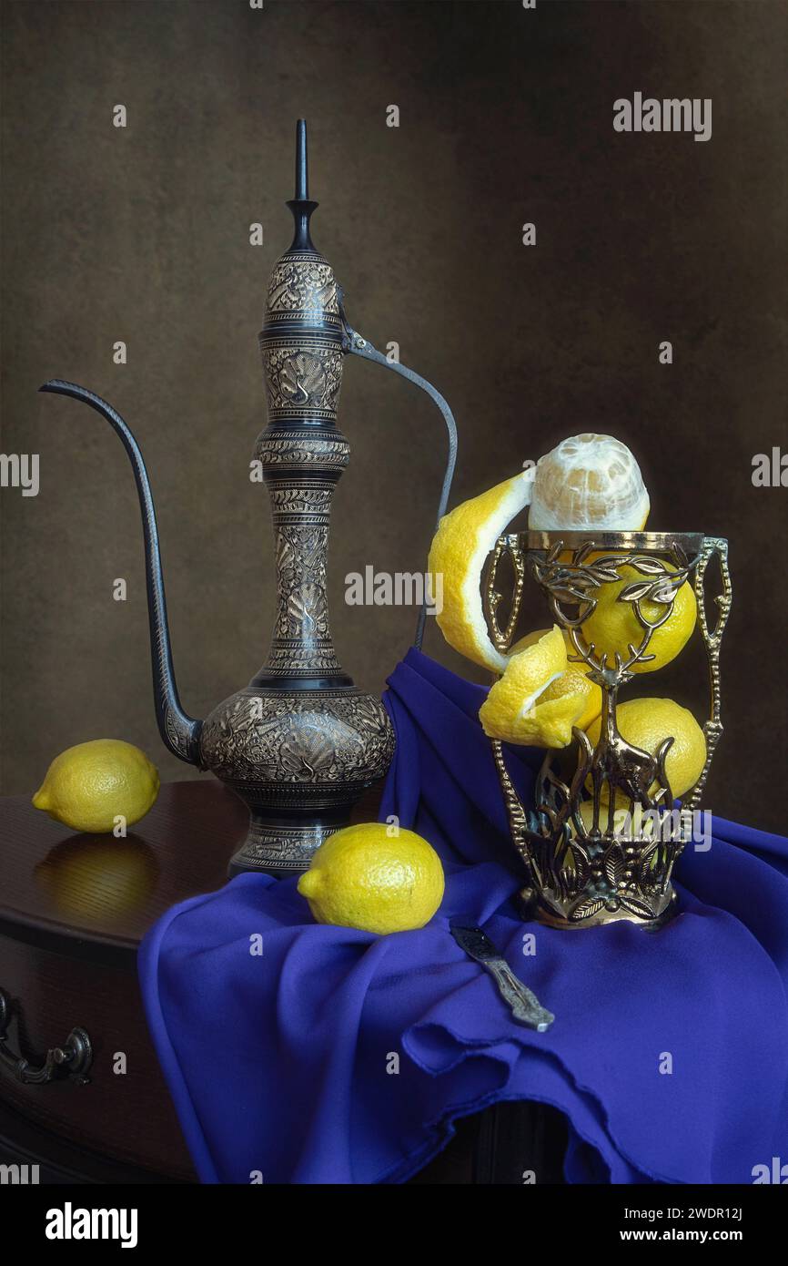 Stillleben mit Zitronen und orientalischem Krug Stockfoto