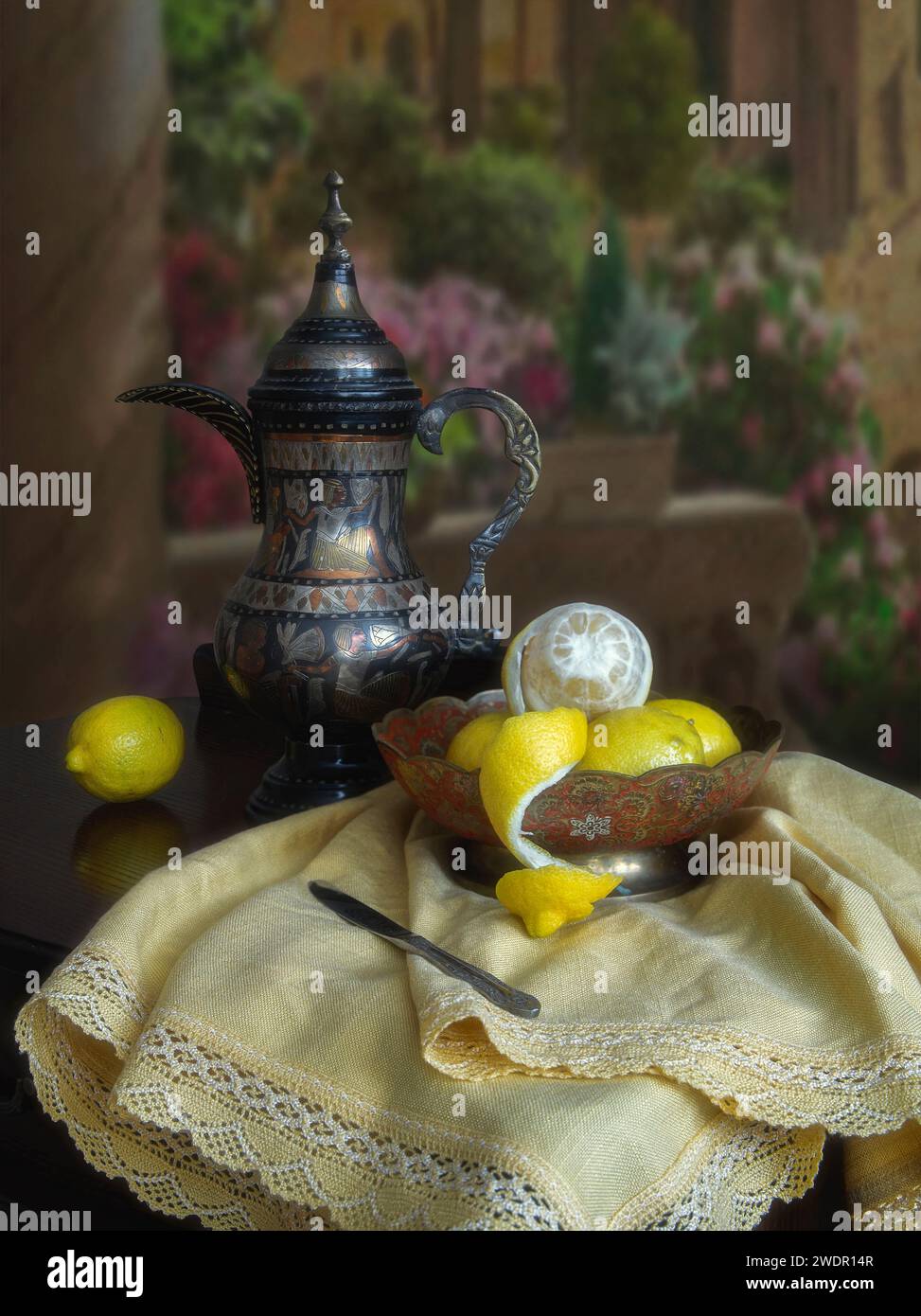 Stillleben mit Zitronen und orientalischem Krug Stockfoto