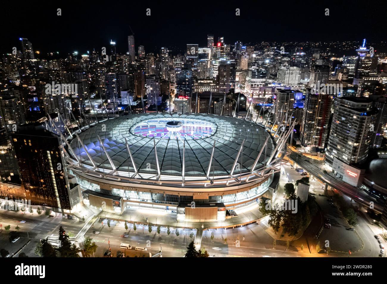 VANCOUVER, BC, KANADA - 3. AUGUST 2023: BC Place aus der Vogelperspektive in der Innenstadt von Vancouver, BC, Sportstadion umgeben von hohen Wohnhäusern und geschäftig Stockfoto