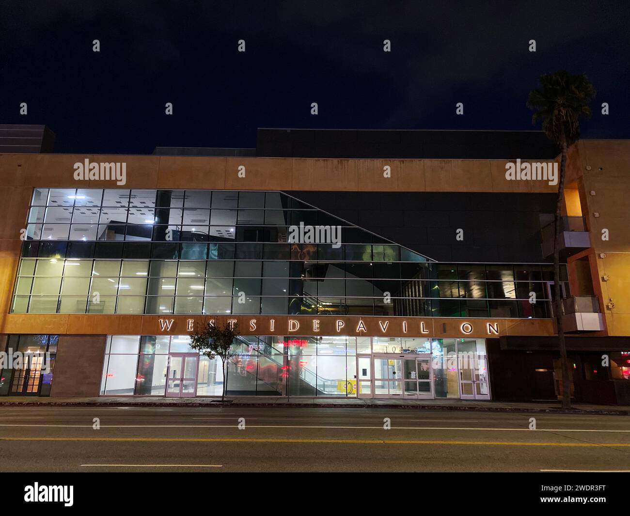 Westside Pavilion at Night, nicht mehr genutztes Einkaufszentrum in Los Angeles, Kalifornien Stockfoto