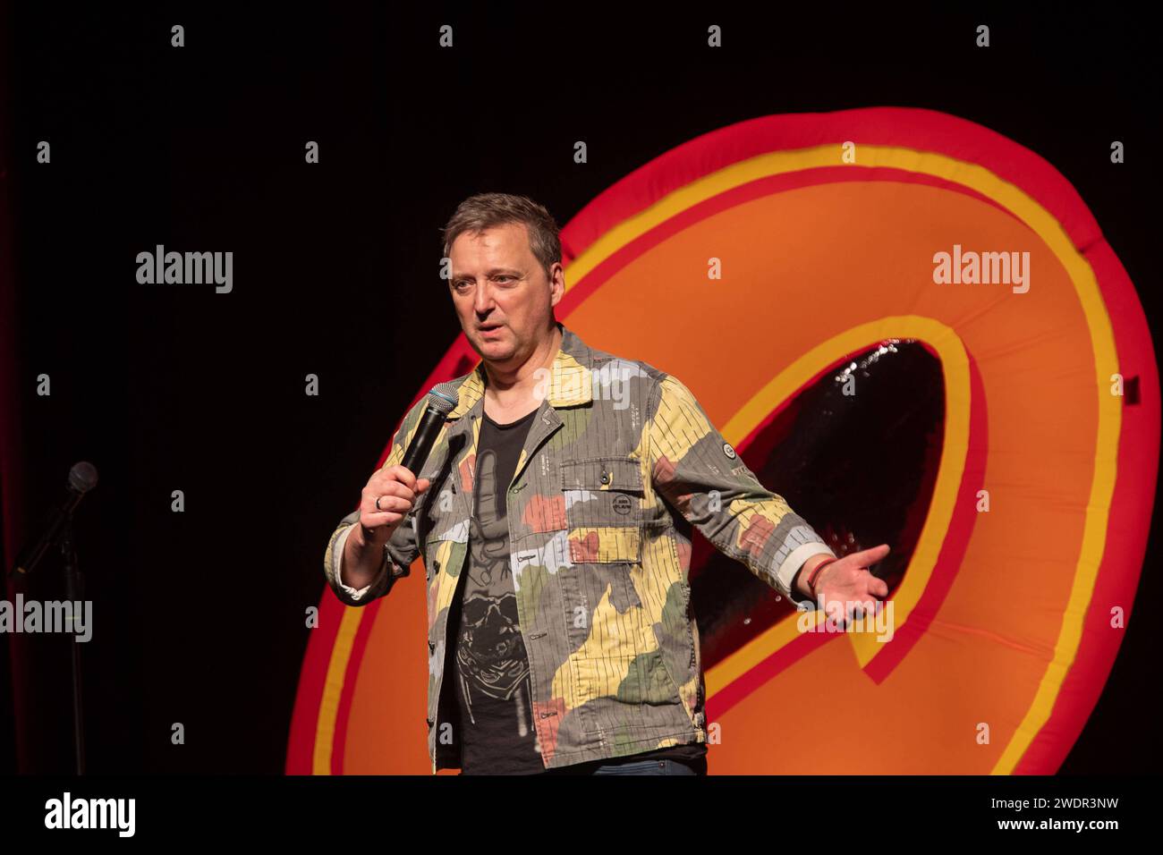 Quatsch Comedy Club zu Gast in Bürstadt Berlin, Hamburg, München, Stuttgart und nun auch in Bürstadt. In der Live-Show im Quatsch Comedy Club begegnet man einem Spaß-Quartett von vier unterschiedlichen Club-Comedians und einem Moderator. Comedy-Legenden und Newcomer geben sich hier das Mikro in die Hand. Zum 30-Jährigen Jubiläum geht Thomas HermannsÂ Quatsch Comedy Club auf Tour 14.12.2023 Bürstadt Quatsch Comedy Club zu Gast in Bürstadt Berlin, Hamburg, München, Stuttgart und nun auch in Bürstadt. In der Live-Show im Quatsch Comedy Club begegnet man einem Spaß-Quartett von vier unterschiedlic Stockfoto