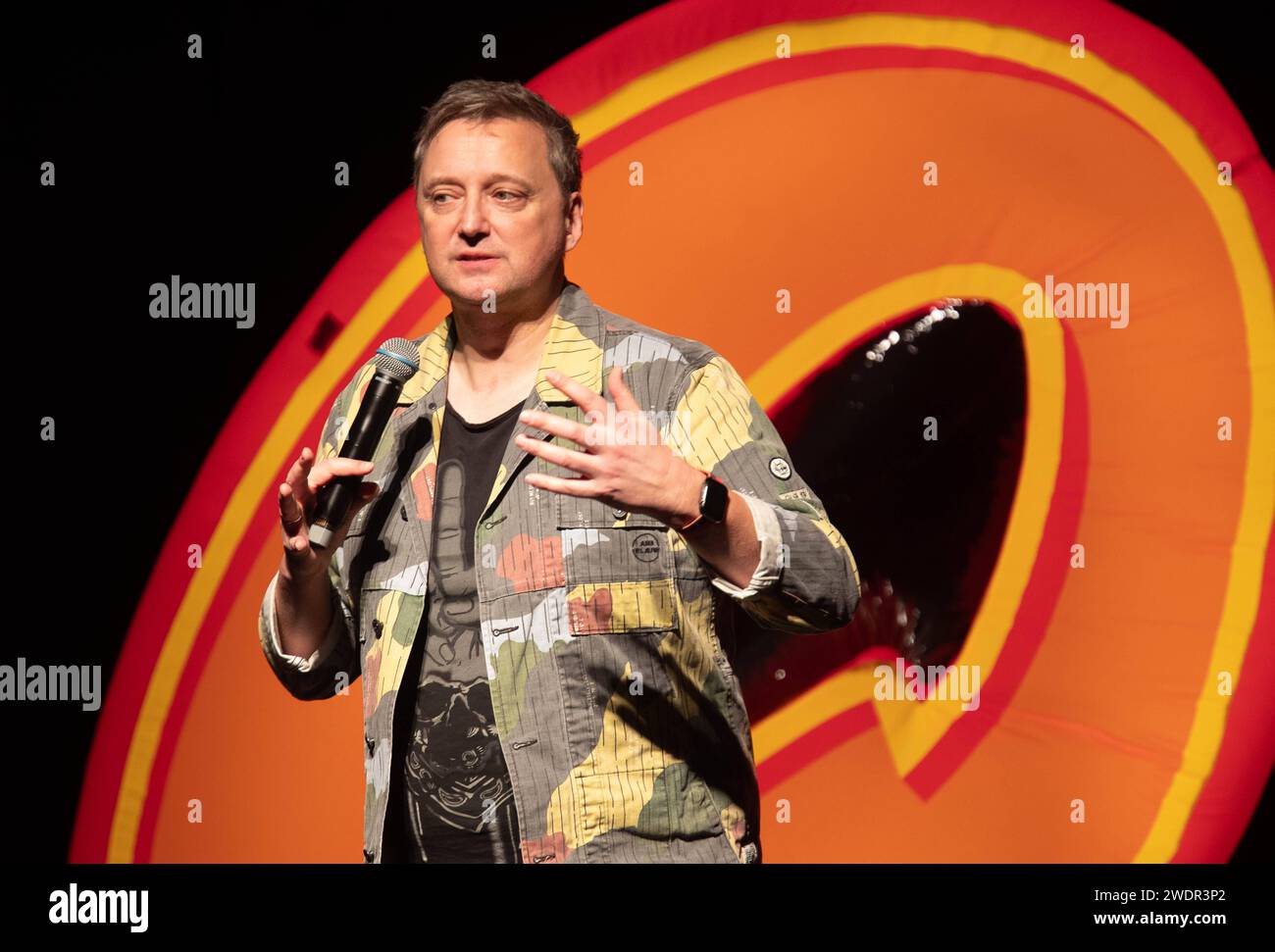 Quatsch Comedy Club zu Gast in Bürstadt Berlin, Hamburg, München, Stuttgart und nun auch in Bürstadt. In der Live-Show im Quatsch Comedy Club begegnet man einem Spaß-Quartett von vier unterschiedlichen Club-Comedians und einem Moderator. Comedy-Legenden und Newcomer geben sich hier das Mikro in die Hand. Zum 30-Jährigen Jubiläum geht Thomas HermannsÂ Quatsch Comedy Club auf Tour 14.12.2023 Bürstadt Quatsch Comedy Club zu Gast in Bürstadt Berlin, Hamburg, München, Stuttgart und nun auch in Bürstadt. In der Live-Show im Quatsch Comedy Club begegnet man einem Spaß-Quartett von vier unterschiedlic Stockfoto