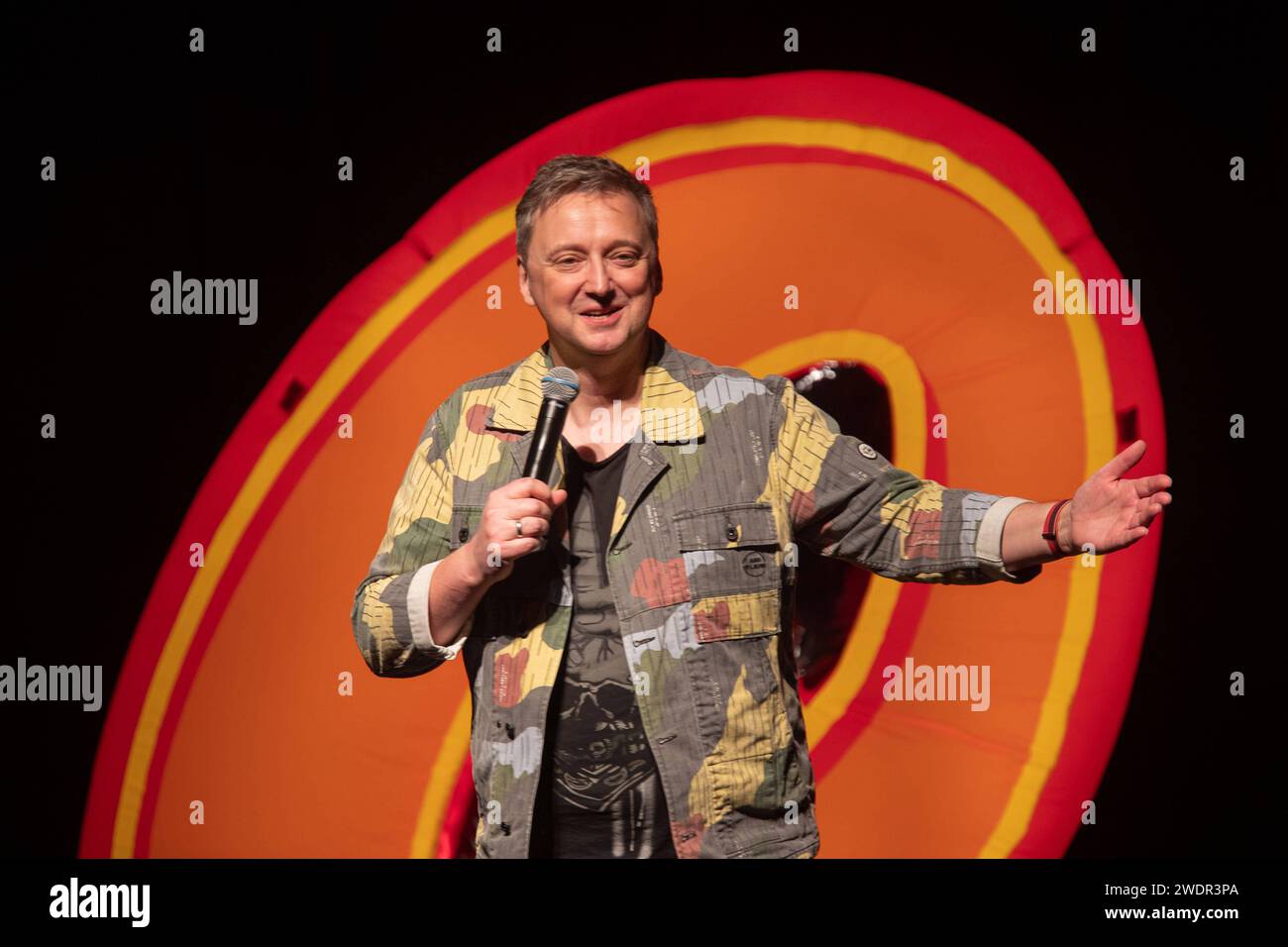 Quatsch Comedy Club zu Gast in Bürstadt Berlin, Hamburg, München, Stuttgart und nun auch in Bürstadt. In der Live-Show im Quatsch Comedy Club begegnet man einem Spaß-Quartett von vier unterschiedlichen Club-Comedians und einem Moderator. Comedy-Legenden und Newcomer geben sich hier das Mikro in die Hand. Zum 30-Jährigen Jubiläum geht Thomas HermannsÂ Quatsch Comedy Club auf Tour 14.12.2023 Bürstadt Quatsch Comedy Club zu Gast in Bürstadt Berlin, Hamburg, München, Stuttgart und nun auch in Bürstadt. In der Live-Show im Quatsch Comedy Club begegnet man einem Spaß-Quartett von vier unterschiedlic Stockfoto