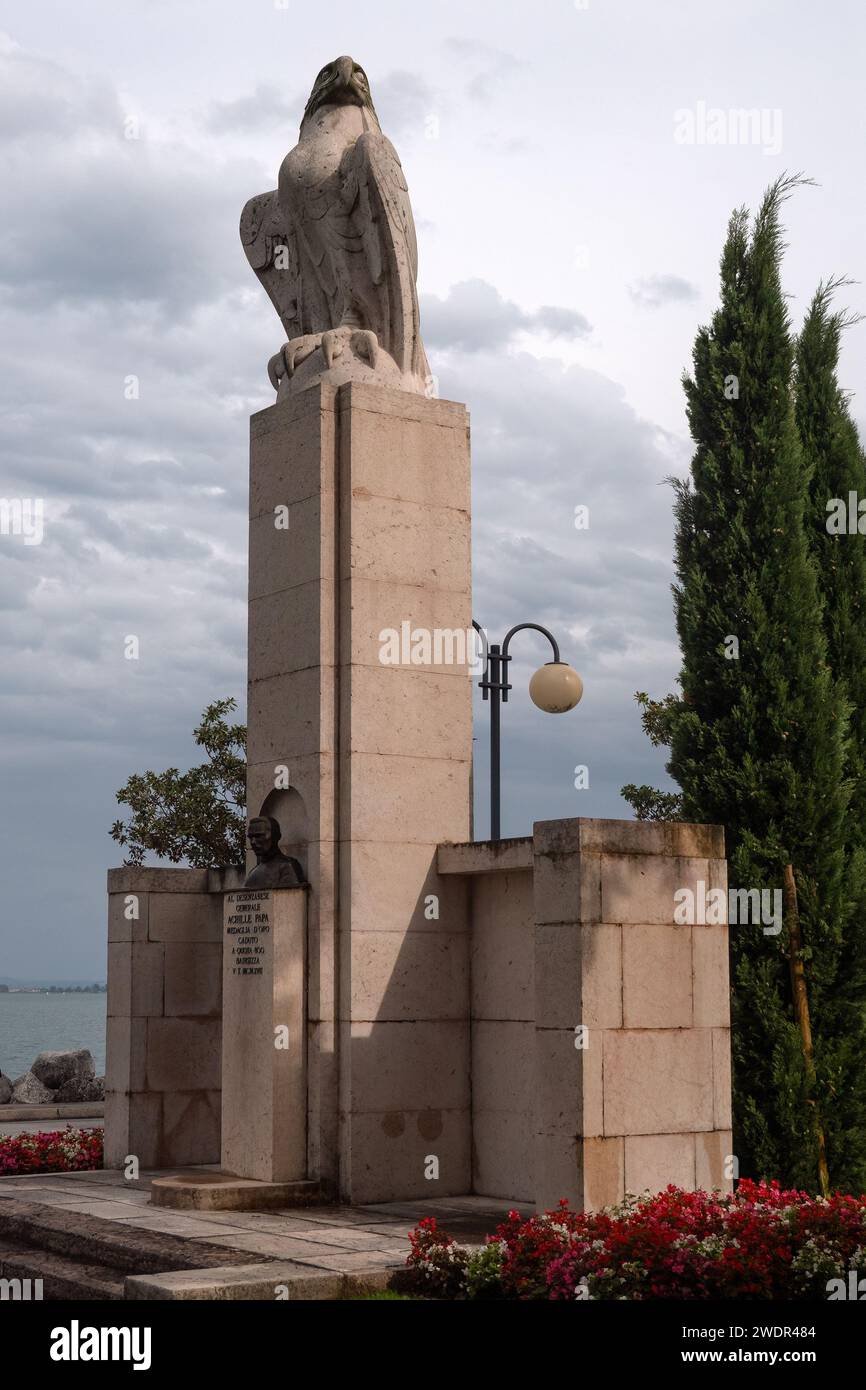 DESENZANO DEL GARDA, ITALIEN - 22. SEPTEMBER 2023: Denkmal für General Achille Papa im Zentrum der Stadt Stockfoto