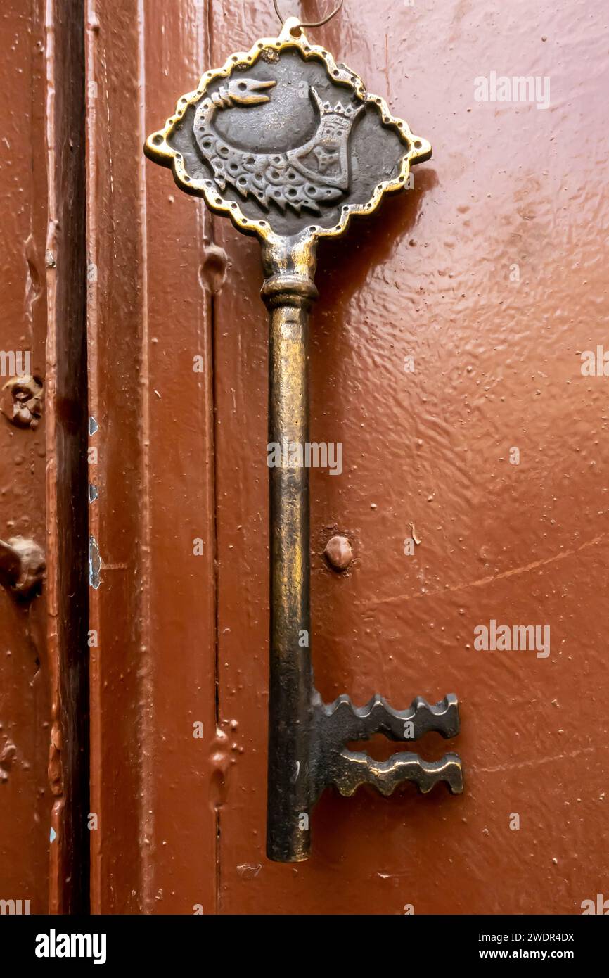 Traditionelle mardinische Metallschlüssel mit Shahmaran-Gravur. Shahmaran ist ein Mardin-Symbol, eine Königin der Schlangen, Türkei Stockfoto