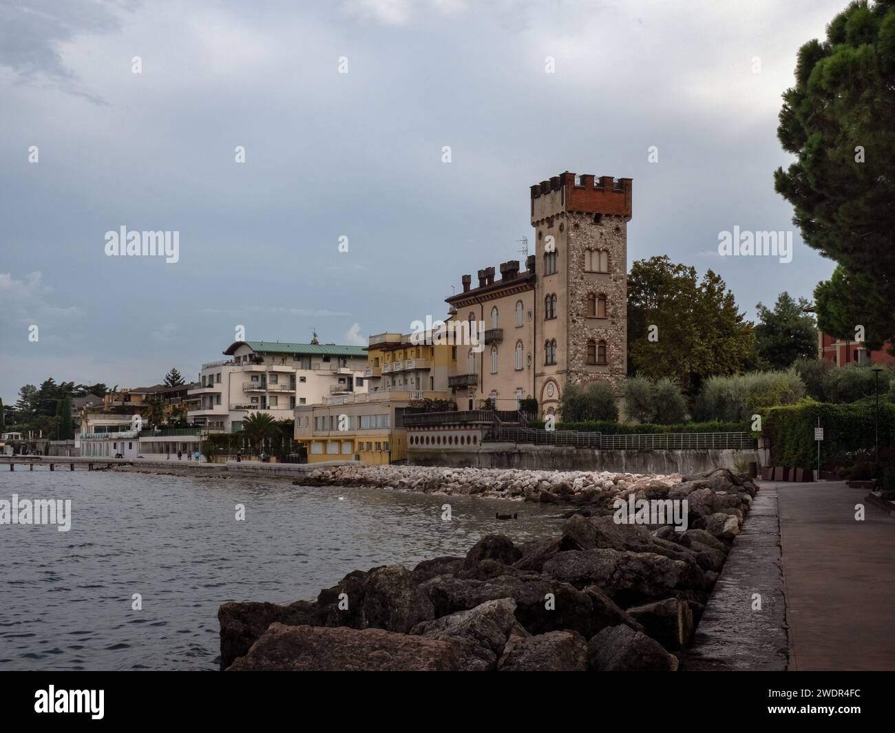 DESENZANO DEL GARDA, ITALIEN - 22. SEPTEMBER 2023: Blick auf die Gebäude entlang der Passeggiata a lago Stockfoto