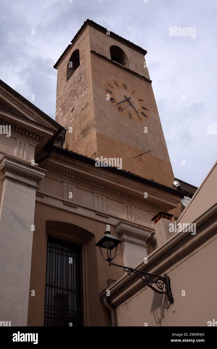 DESENZANO DEL GARDA, ITALIEN - 22. SEPTEMBER 2023: Glockenturm der Kirche Chiesa Parrocchiale San Giuseppe Lavoratore Stockfoto