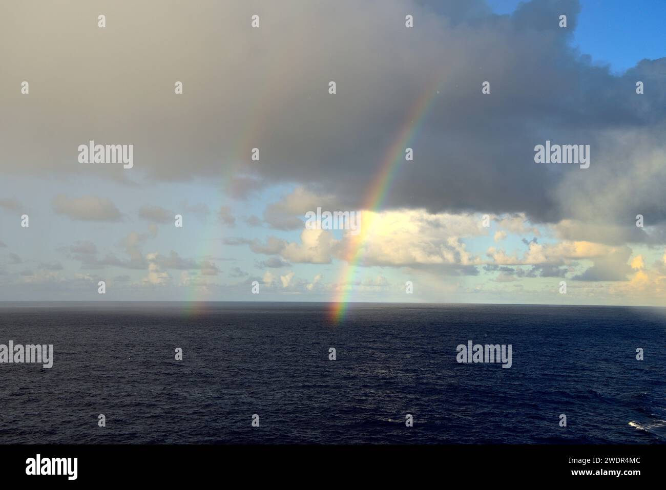 Südatlantik, Wolken, Regenschauer, Regenbogen Stockfoto