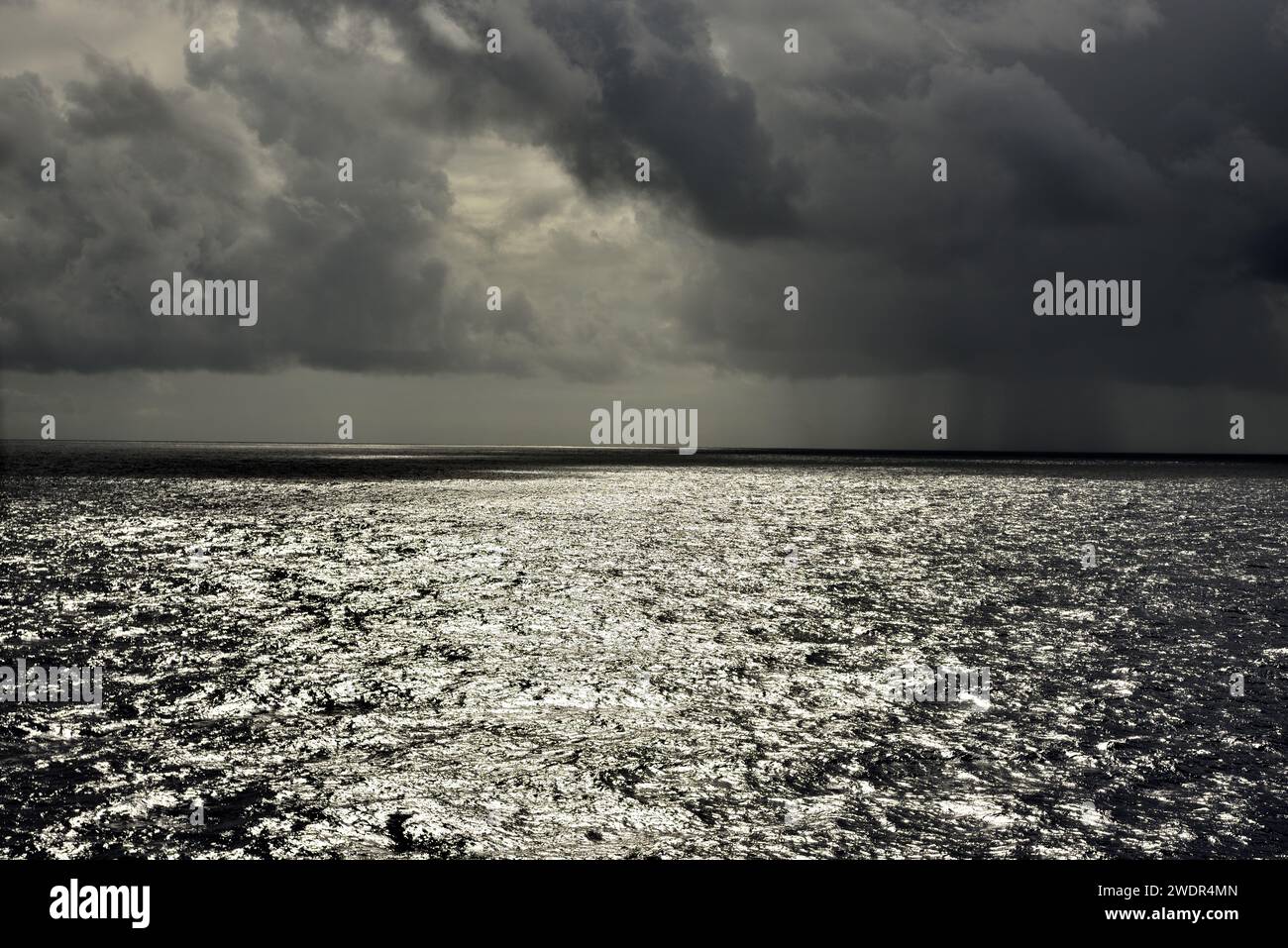 Südatlantik, Sonnenlicht, Wolken, Regenschauer Stockfoto