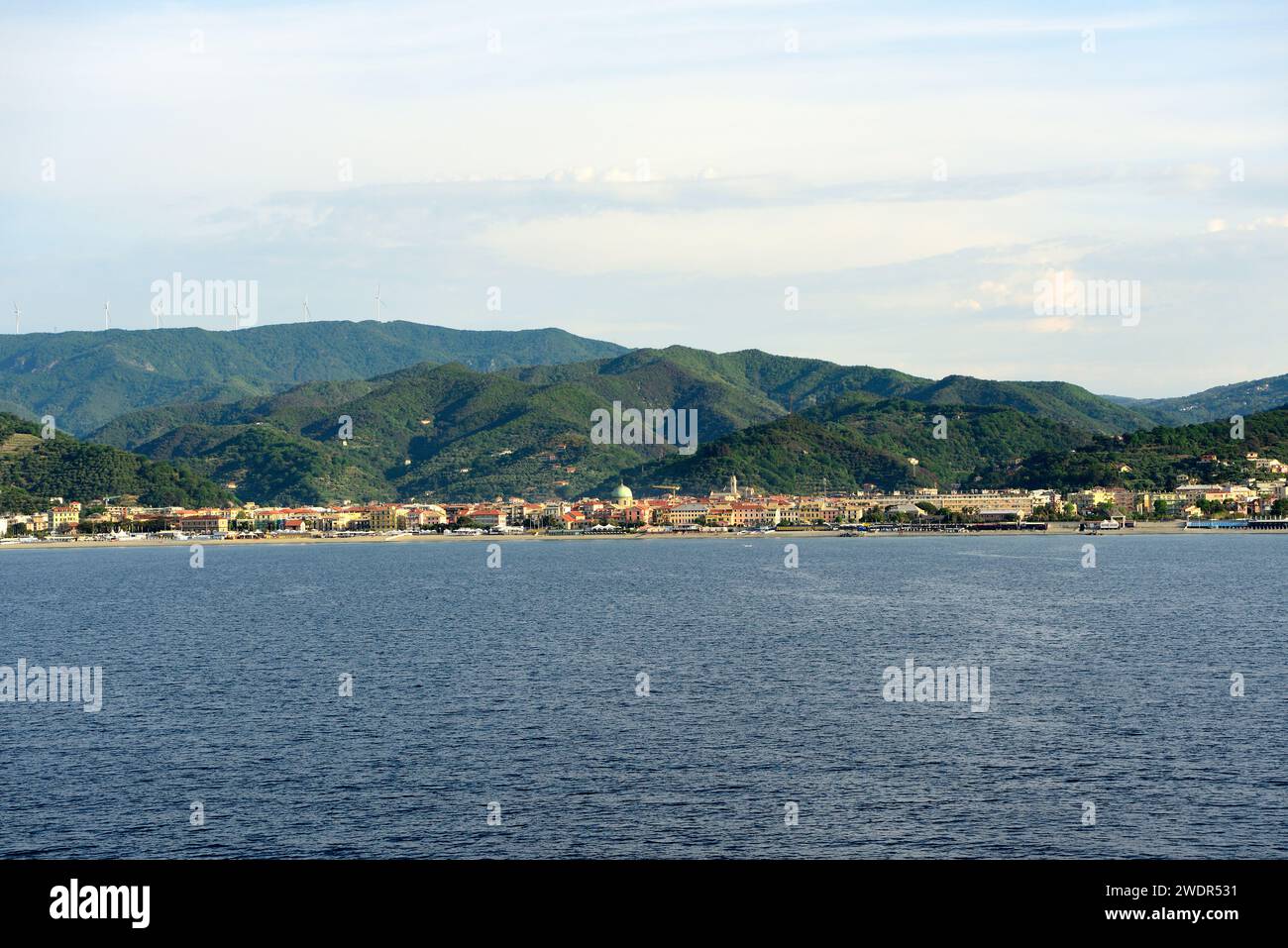 Albissola Superiore, Stadt, Strand, Berge, Ligurisches Meer, Ligurien, Italien Stockfoto