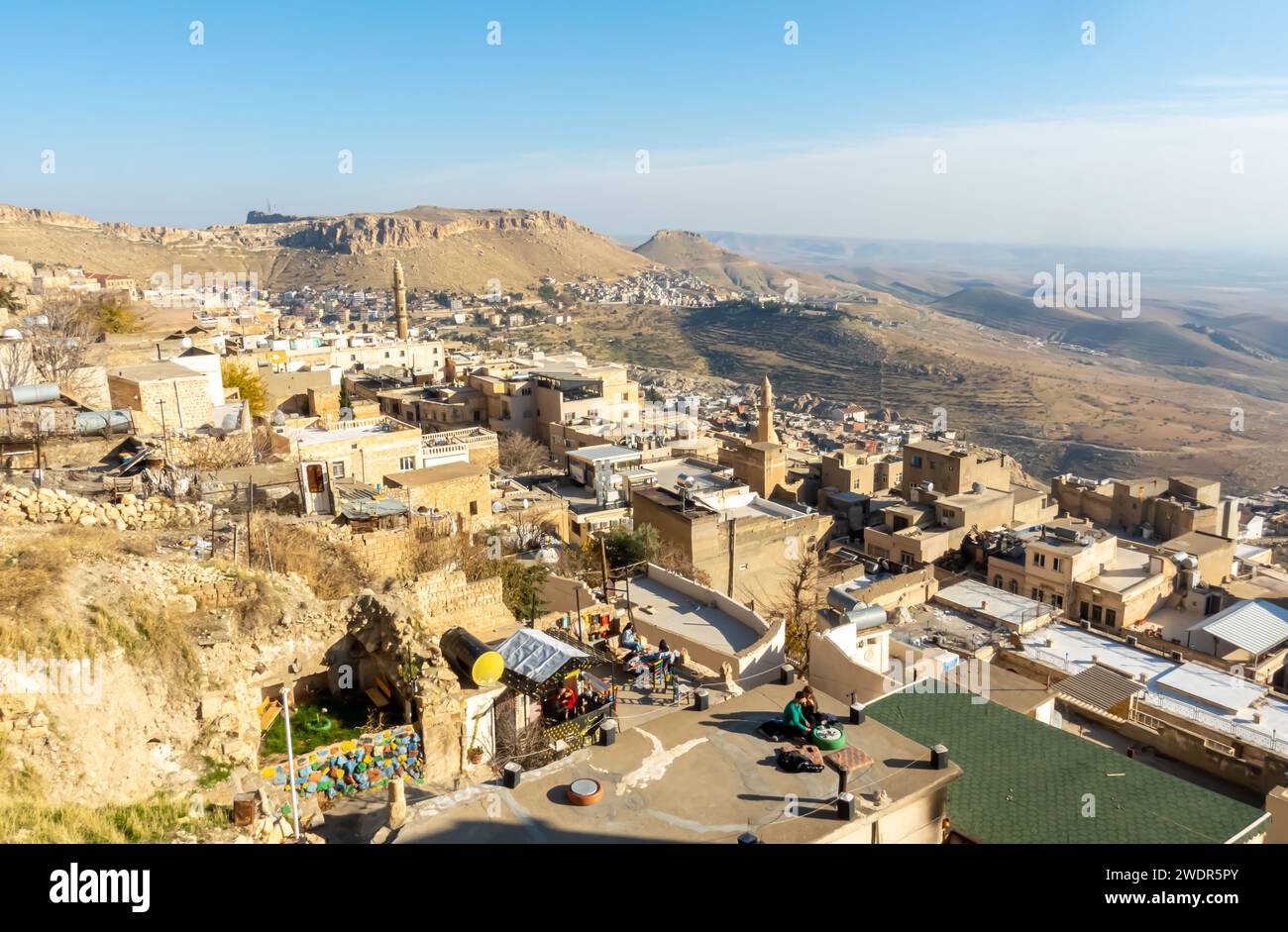 Dächer von Mardin, Dächer von Central Mardin, das Touristenziel im Südosten der Türkei. Die Leute in den Dachcafés in Mardin Stockfoto