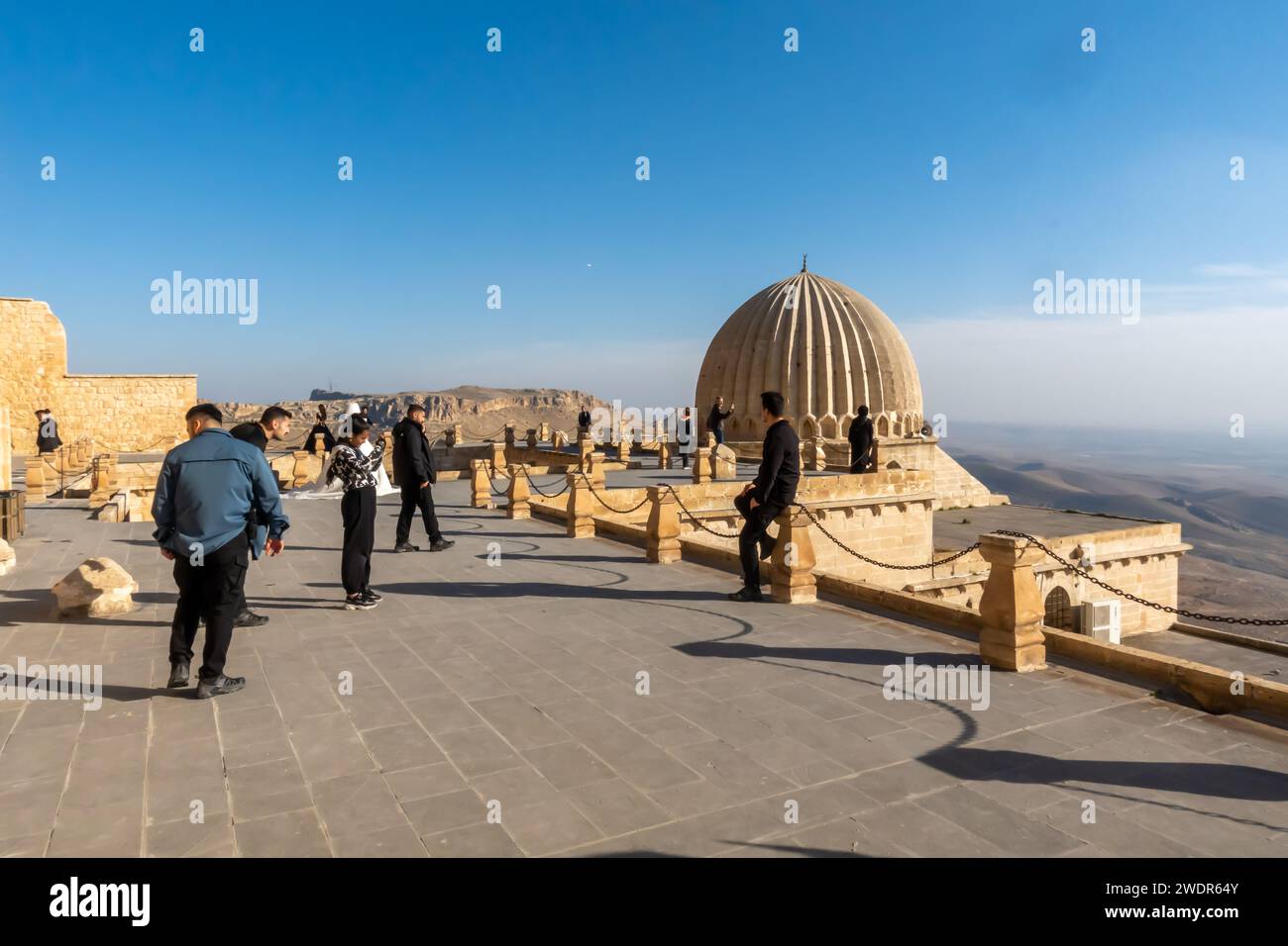 Touristen in Sultan Isa Medrese oder Sultan 'Isa Madrasa, oder die Zinciriye Medrese oder Isa Bey Medresesi, ein historisches Wahrzeichen Mardin Türkei Stockfoto