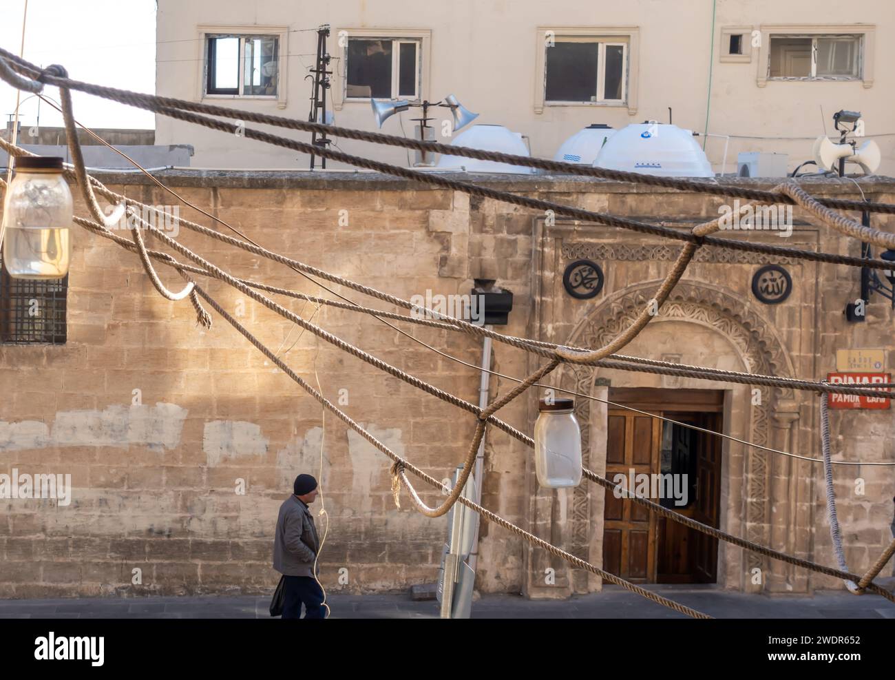 Dinari Pamuk Moschee, Stromkabel, Glaslampen hängen, Altstadt Mardin Türkei, Dächer, Satellitenschüsseln, Dächer, Verbindung Stockfoto