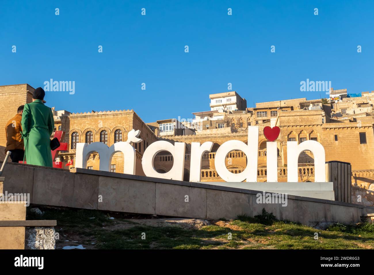 Touristen am Stadtzeichen der Mardin-Stadt im Südosten der Türkei Stockfoto
