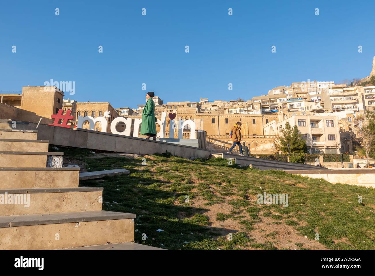 Touristen am Stadtzeichen der Mardin-Stadt im Südosten der Türkei Stockfoto