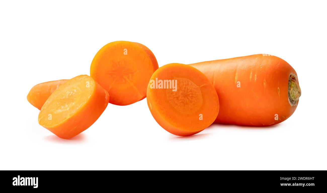 Vorderansicht der frischen, schönen orangen Karotten und Scheiben mit seltsamer Form im Stapel ist auf weißem Hintergrund mit Beschneidungspfad isoliert. Stockfoto