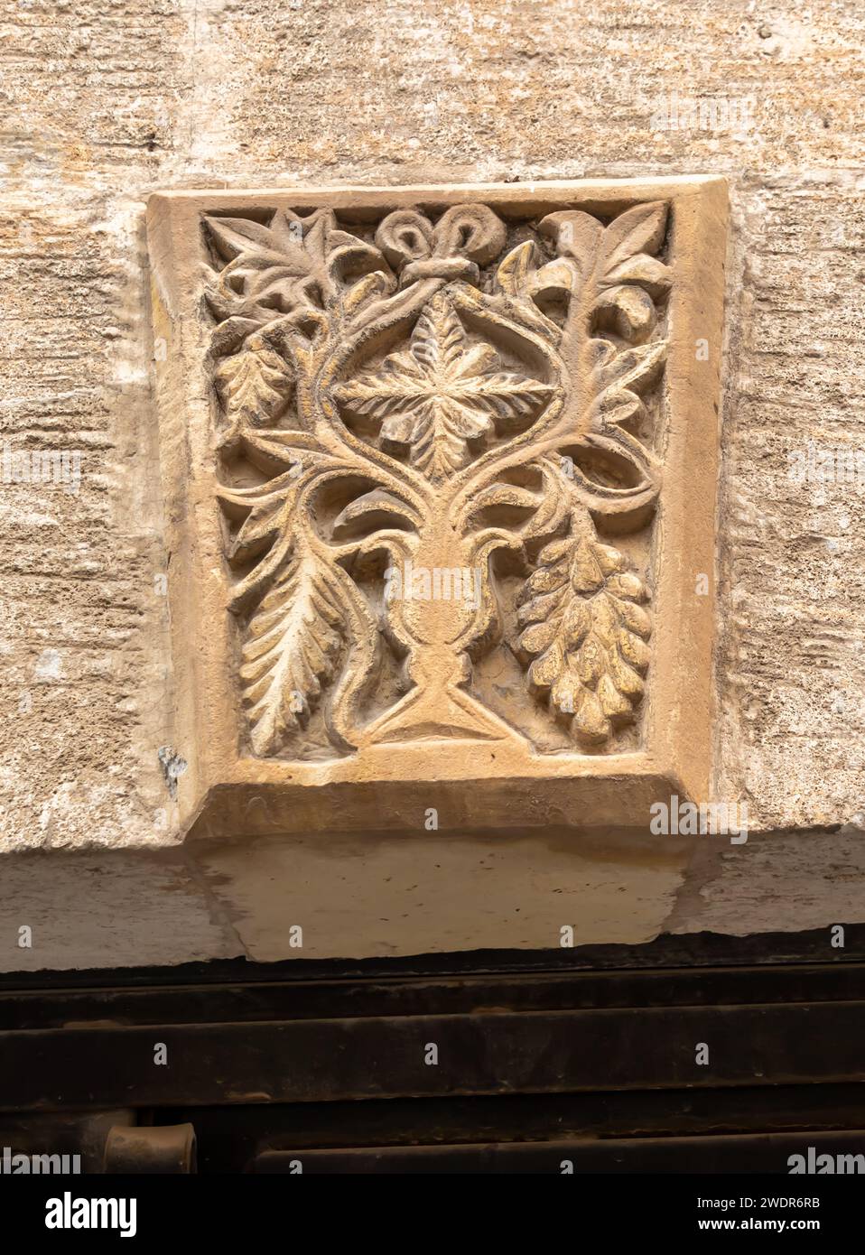 Skulpturales Basrelief an einer Wand der chaldäischen Kirche St. Hirmiz, Mardin Türkei Stockfoto