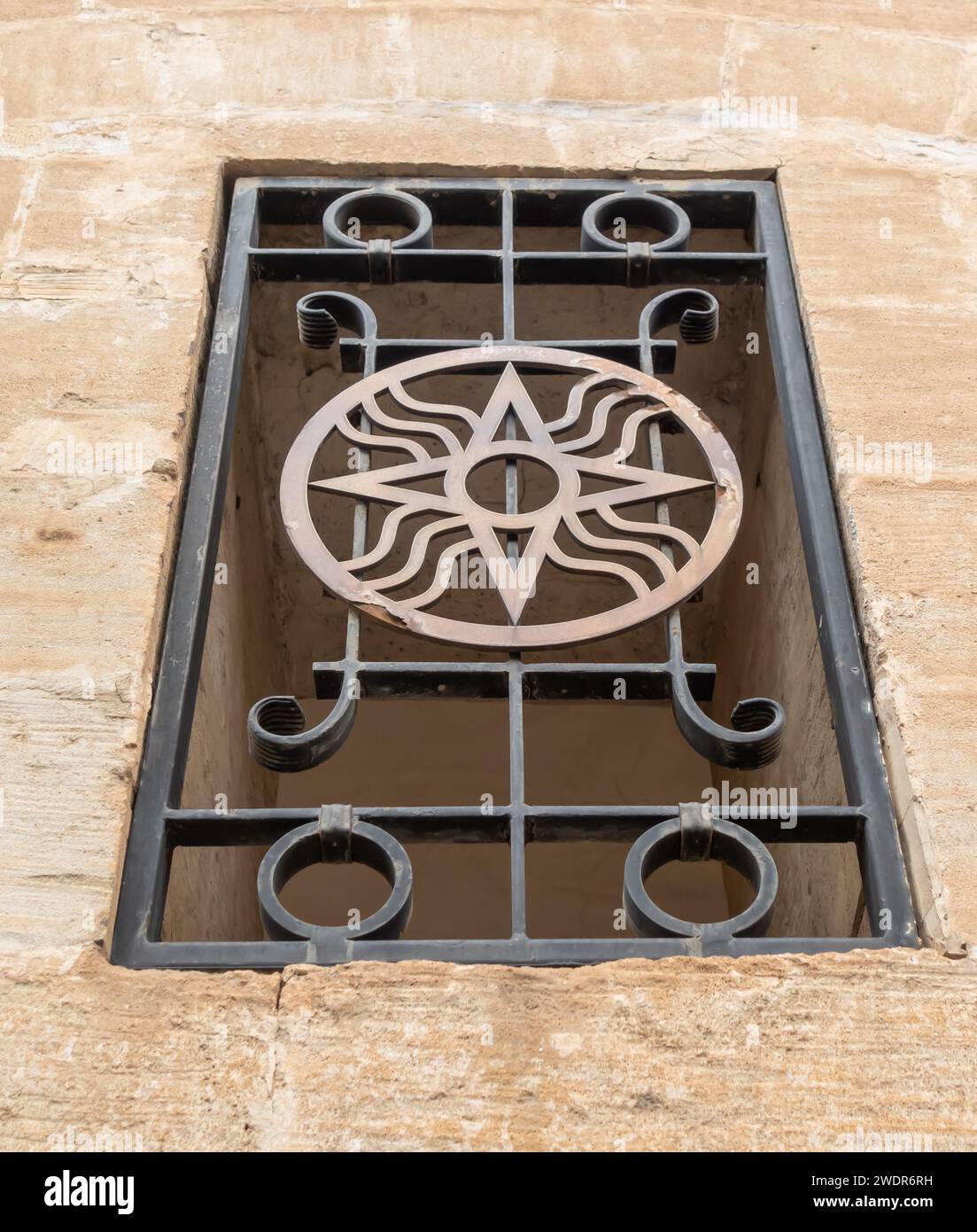 Der Star der chaldäischen Kirche - Fensterrahmen Metall Ornament, St. Hirmiz Chaldäische Kirche, Mardin Türkei Stockfoto