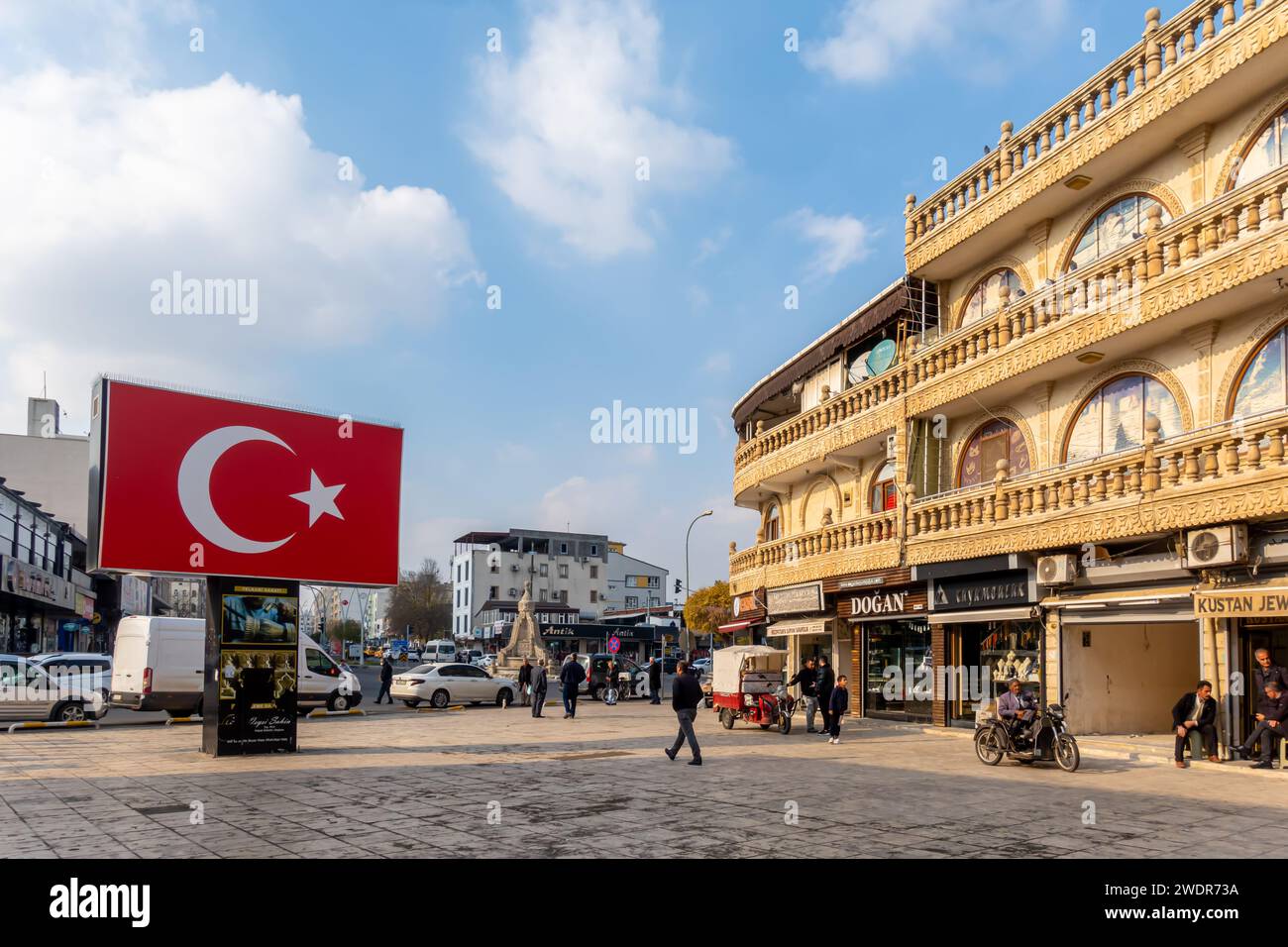 Zentraler Platz in Midyat - MİDYAT BEYAZ SARAY AVM Einkaufszentrum Midiat Türkei Stockfoto