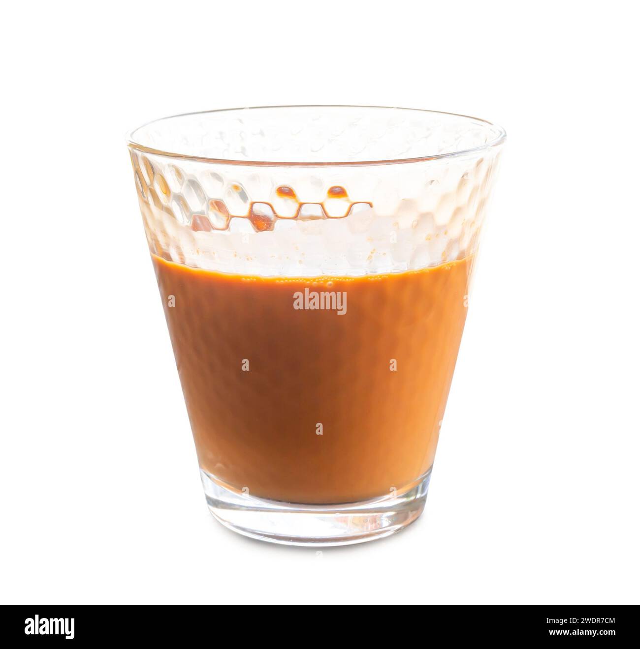 Heißer oranger Thai Tee gesüßte Kondensmilch in transparentem Glas ist auf weißem Hintergrund mit Schneidepfad isoliert. Stockfoto