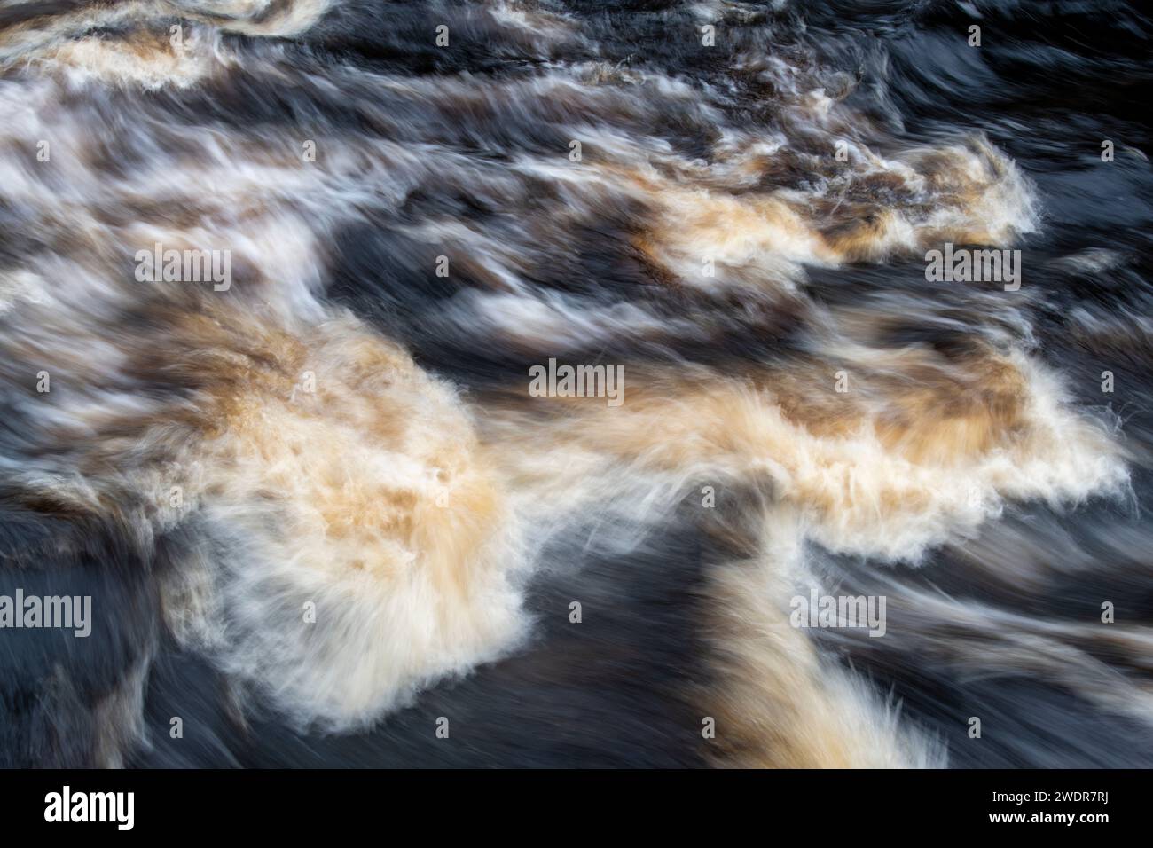 Schnell fließendes Wasser. River Findhorn, Morayshire, Schottland. Langzeitbelichtung abstrakt Stockfoto