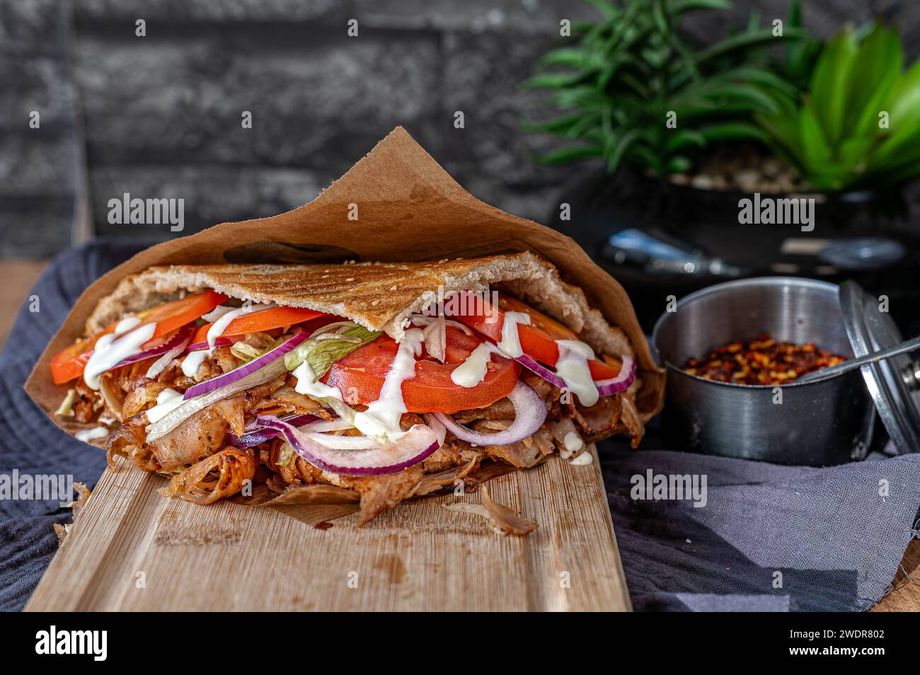 Türkischer Hühnchendöner auf Holzbrett Stockfoto