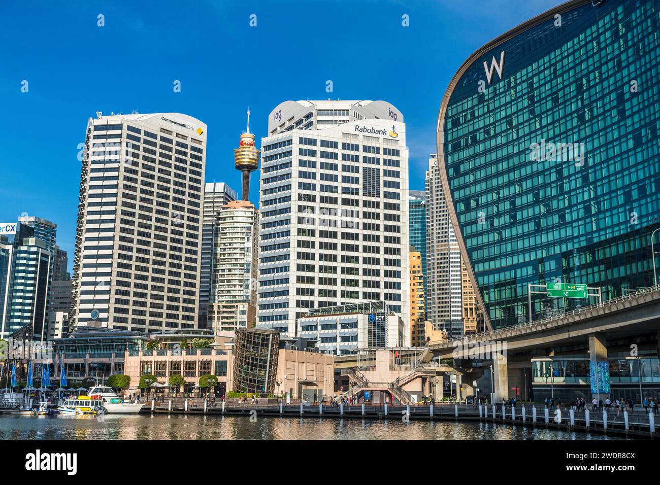 Darling Harbour: Sydneys lebhaftes Viertel mit dem Sydney Tower Eye und IMAX Stockfoto