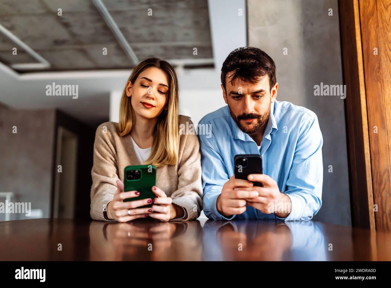 Gadget-sucht und Beziehungsprobleme. Ein Paar mit Smartphones, die sich gegenseitig ignorieren Stockfoto