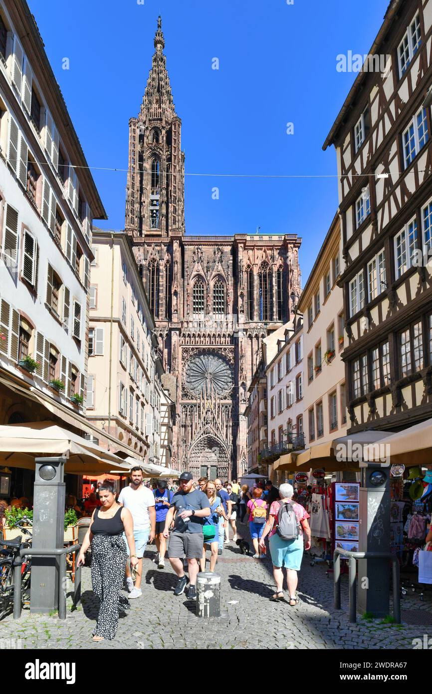 Straßburg, Frankreich - 5. September 2023: Straße mit Touristen vor dem berühmten Straßburger Dom in Frankreich in romanischer und gotischer Architektur Stockfoto