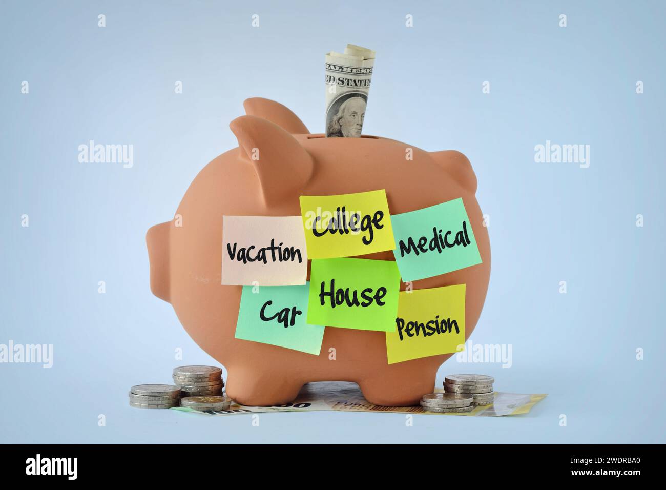 Sparkasse mit Haftnotizen und Geld - Konzept der Sparsamkeit und Sparen für Haus, Auto, Urlaub, College, Pension und Medizin Stockfoto