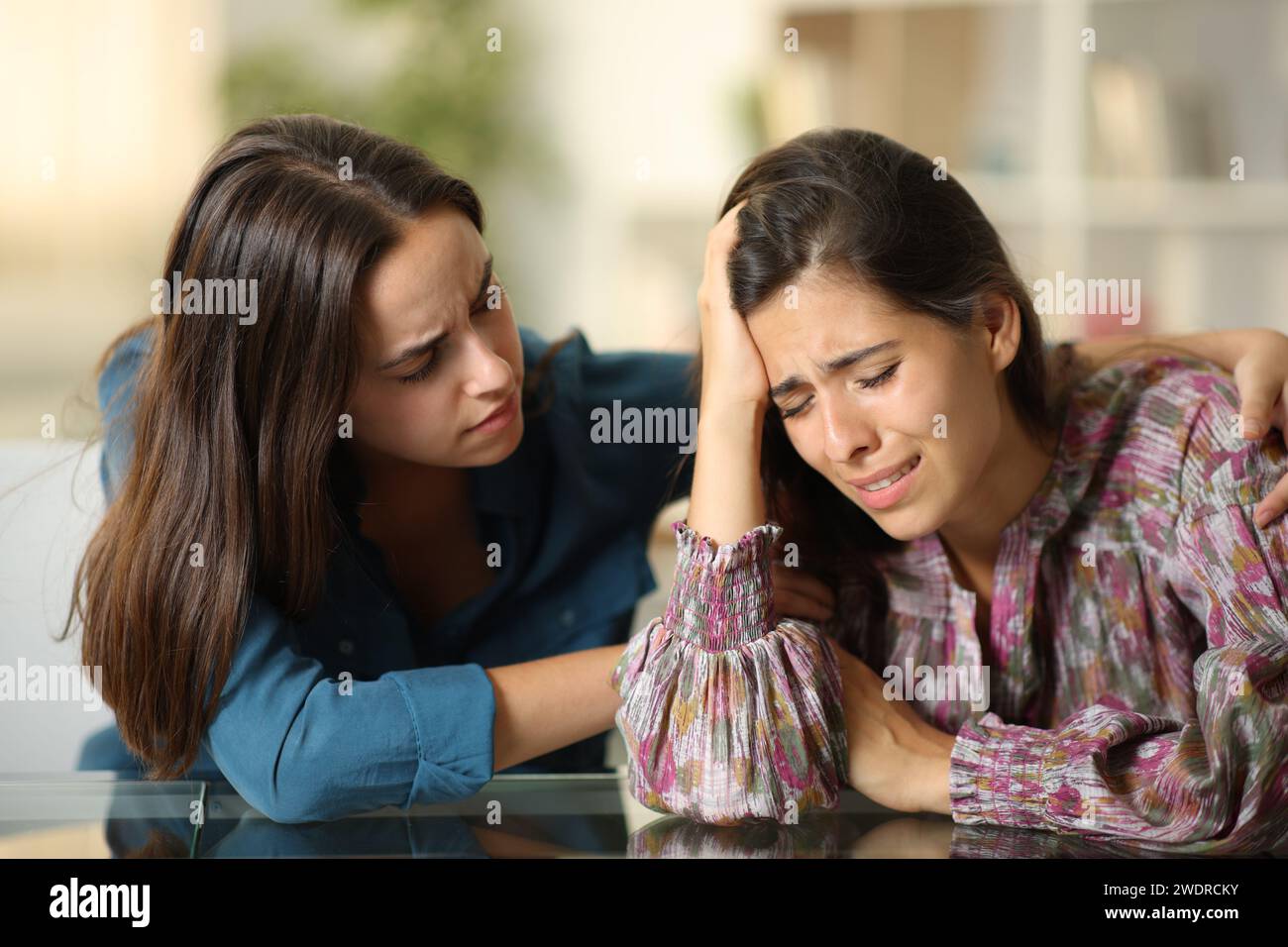 Ein guter Freund tröstet eine traurige Frau zu Hause Stockfoto