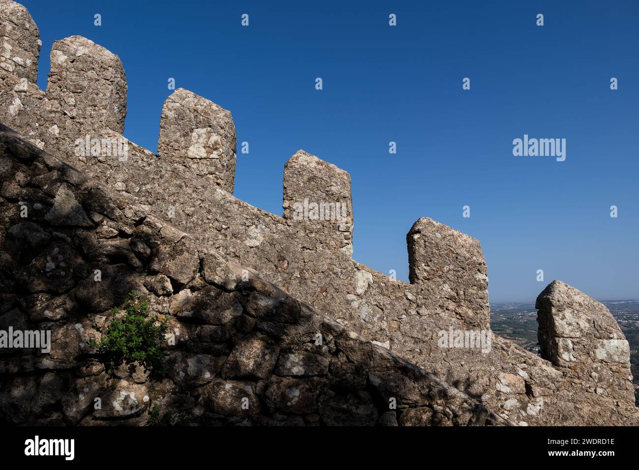Mittelalterliche Festungsanlage der Mauren (Portugiesisch Castelo dos Mouros) in der Gemeinde Sintra, Großraum Lissabon, Portugal. Stockfoto