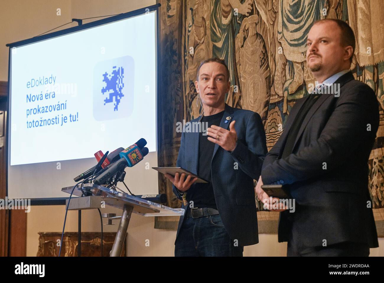 Prag, Tschechische Republik. Januar 2024. Von links Stellvertretender Premierminister für Digitalisierung Ivan Bartos (Piraten) und Direktor der Agentur für digitale und Information (DIA) Martin Mesrsmid sprechen auf einer Pressekonferenz zur Einführung der eDoklady-Anwendung in Prag, Tschechische Republik, 22. Januar 2024. Quelle: VIT Simanek/CTK Photo/Alamy Live News Stockfoto