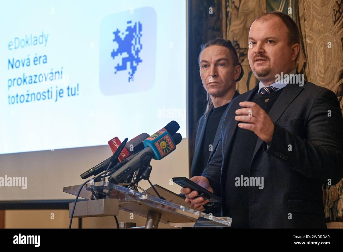 Prag, Tschechische Republik. Januar 2024. Von links Stellvertretender Premierminister für Digitalisierung Ivan Bartos (Piraten) und Direktor der Agentur für digitale und Information (DIA) Martin Mesrsmid sprechen auf einer Pressekonferenz zur Einführung der eDoklady-Anwendung in Prag, Tschechische Republik, 22. Januar 2024. Quelle: VIT Simanek/CTK Photo/Alamy Live News Stockfoto