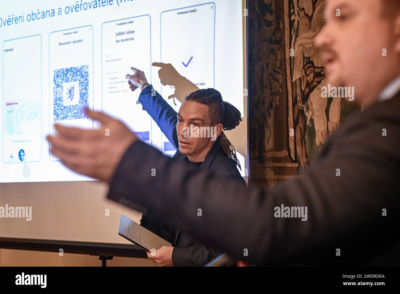 Prag, Tschechische Republik. Januar 2024. Von links Stellvertretender Premierminister für Digitalisierung Ivan Bartos (Piraten) und Direktor der Agentur für digitale und Information (DIA) Martin Mesrsmid sprechen auf einer Pressekonferenz zur Einführung der eDoklady-Anwendung in Prag, Tschechische Republik, 22. Januar 2024. Quelle: VIT Simanek/CTK Photo/Alamy Live News Stockfoto