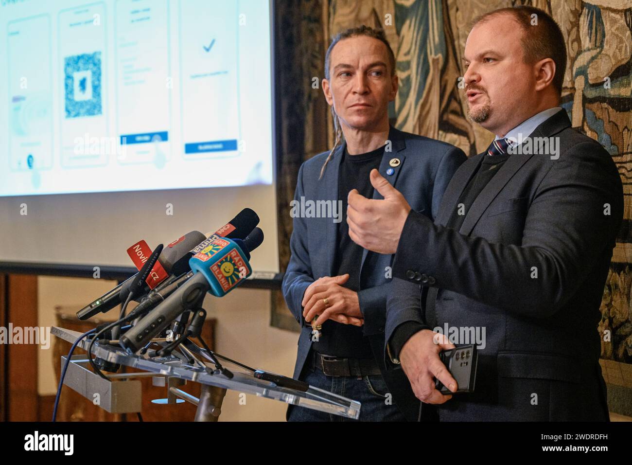 Prag, Tschechische Republik. Januar 2024. Von links Stellvertretender Premierminister für Digitalisierung Ivan Bartos (Piraten) und Direktor der Agentur für digitale und Information (DIA) Martin Mesrsmid sprechen auf einer Pressekonferenz zur Einführung der eDoklady-Anwendung in Prag, Tschechische Republik, 22. Januar 2024. Quelle: VIT Simanek/CTK Photo/Alamy Live News Stockfoto