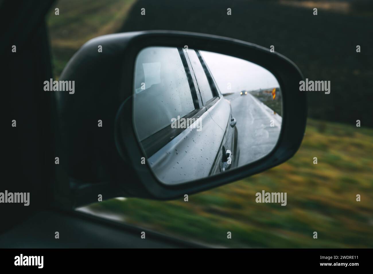 Autofahren auf der Landstraße im Herbst, Blick auf den Seitenspiegel des Fahrzeugs, Reise- und Transportkonzept, selektiver Fokus Stockfoto