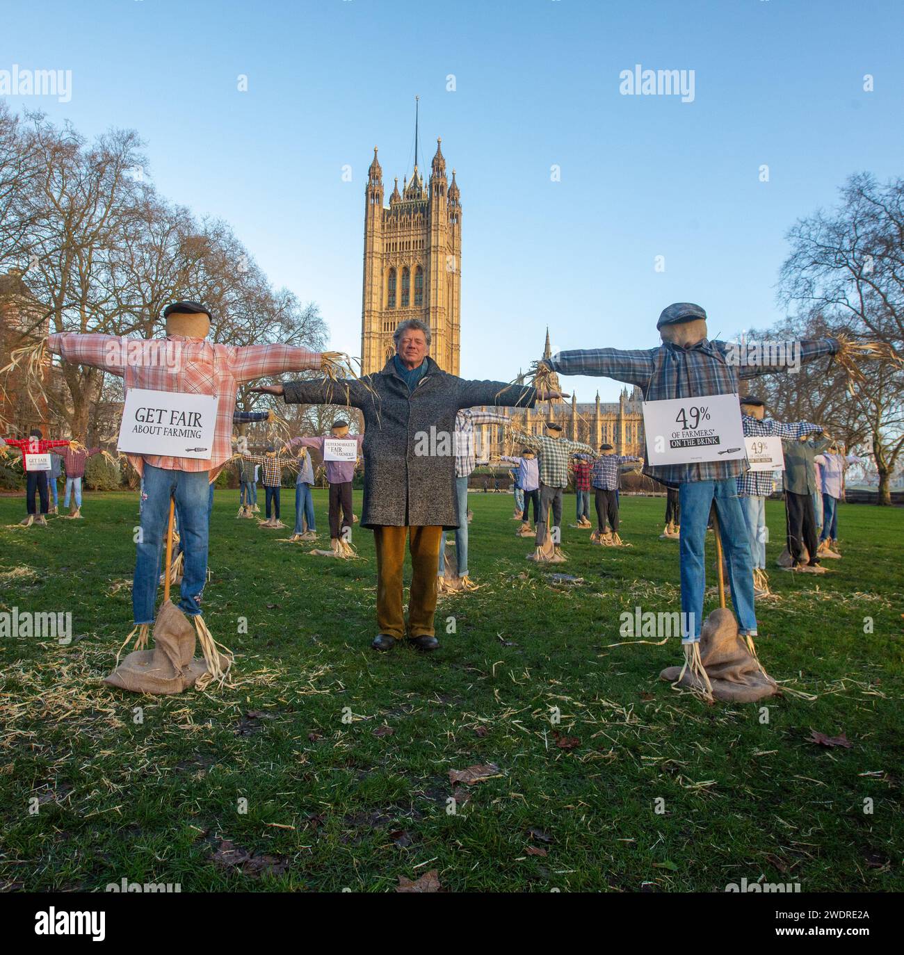 London, England, Großbritannien. Januar 2024. GUY SINGH-WATSON, Gründer von Riverford Organic, posiert mit Vogelscheuchen vor dem britischen parlament während eines Protestes, der die Regierung der sechs großen Supermärkte - Tesco, Sainsbury's, Asda, Morrisons, Aldi und Lidl - dazu aufruft, "fair über die Berühmtheit zu werden. (Kreditbild: © Tayfun Salci/ZUMA Press Wire) NUR REDAKTIONELLE VERWENDUNG! Nicht für kommerzielle ZWECKE! Quelle: ZUMA Press, Inc./Alamy Live News Stockfoto