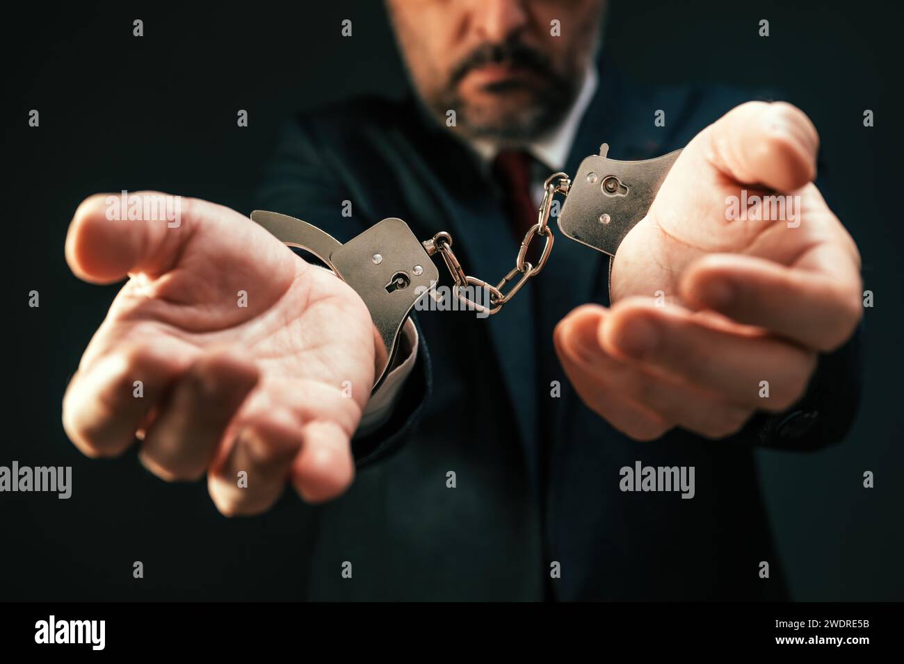 Verhafteter korrumpierter Politiker mit Handschellen, Nahaufnahme mit selektivem Fokus Stockfoto