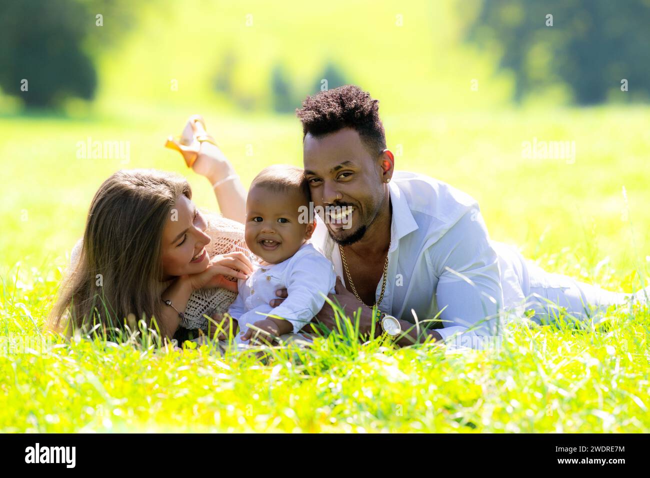 Gemischte rassistische Eltern und birassisches Baby-Outdoor-Porträt. Multirassische Familie. Internationale Familie Mutter und Vater mit zweirassigem Kind. Birassische Familie Stockfoto
