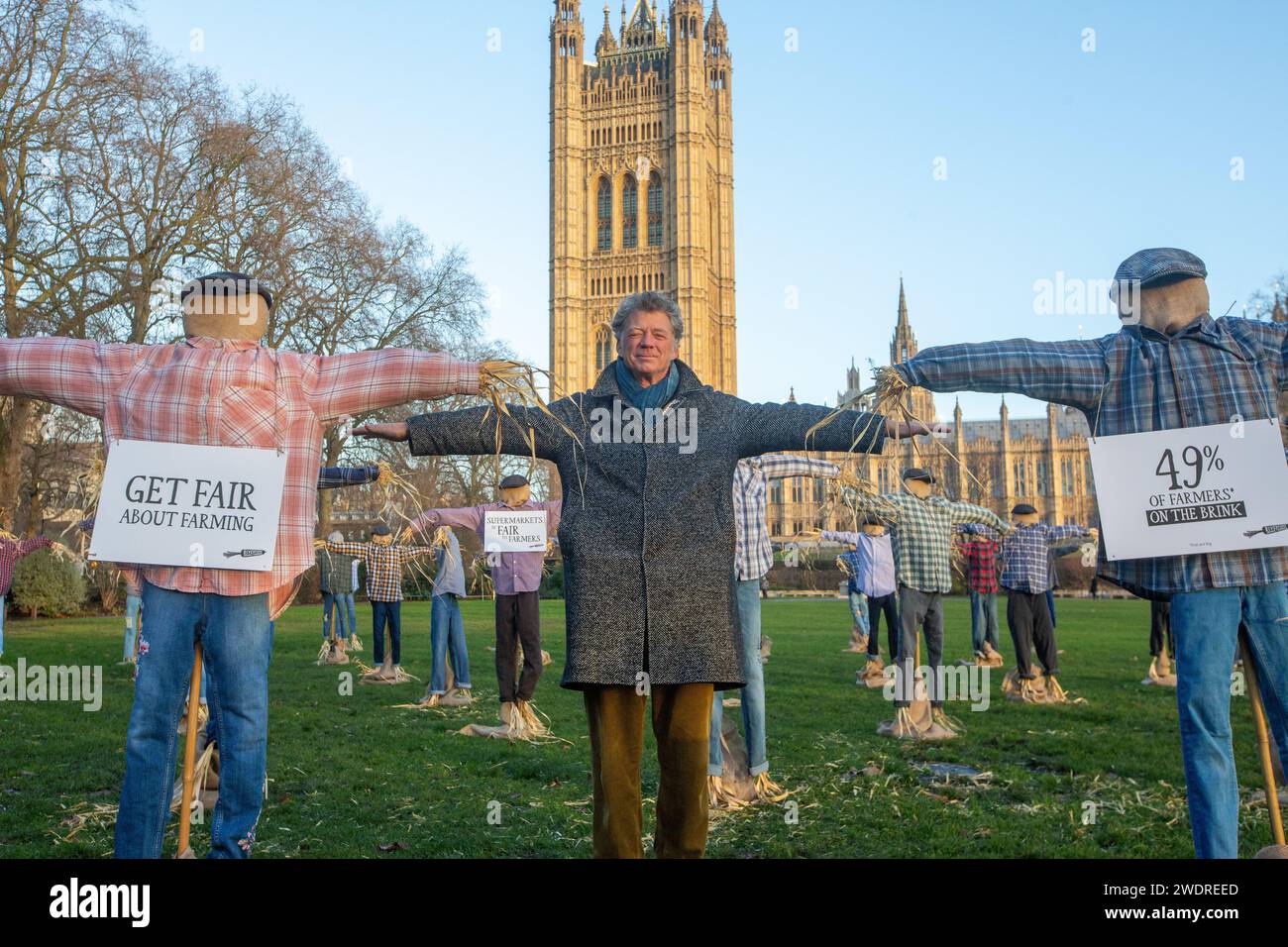 London, England, Großbritannien. Januar 2024. GUY SINGH-WATSON, Gründer von Riverford Organic, posiert mit Vogelscheuchen vor dem britischen parlament während eines Protestes, der die Regierung der sechs großen Supermärkte - Tesco, Sainsbury's, Asda, Morrisons, Aldi und Lidl - dazu aufruft, "fair über die Berühmtheit zu werden. (Kreditbild: © Tayfun Salci/ZUMA Press Wire) NUR REDAKTIONELLE VERWENDUNG! Nicht für kommerzielle ZWECKE! Quelle: ZUMA Press, Inc./Alamy Live News Stockfoto