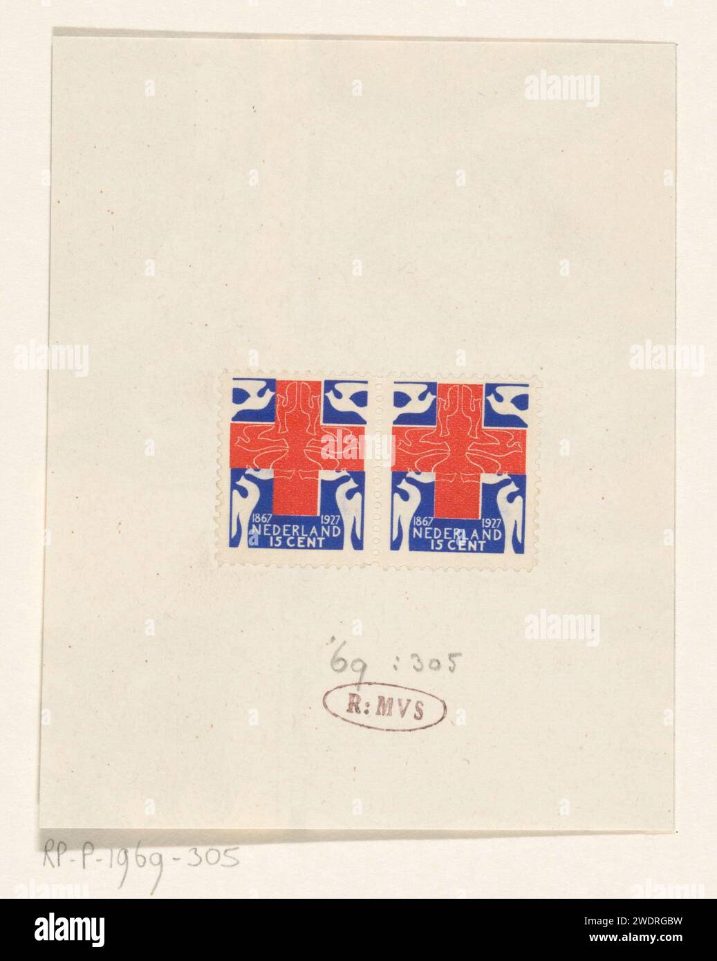 Zwei Briefmarken des Roten Kreuzes von 15 Cent, Carel Adolph Lion Cachet, Druck 1927. Briefmarke Ein rotes Kreuz auf blauem Hintergrund mit stilisierten Vögeln. Papiervögel Stockfoto
