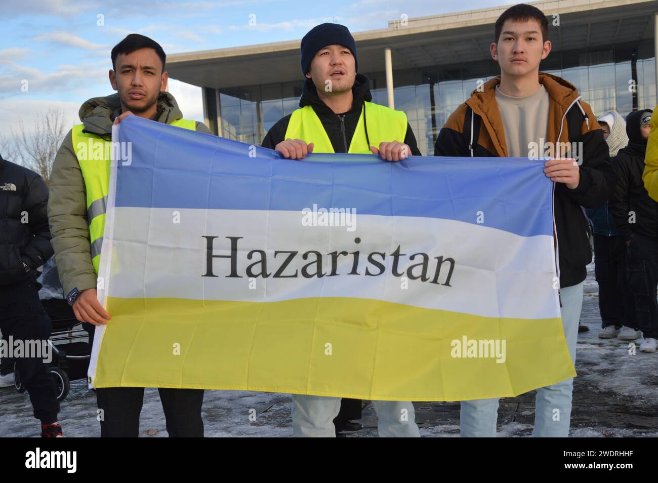 Berlin, Deutschland - 21. Januar 2024 - Kundgebung vor dem Bundeskanzleramt gegen "Völkermord" und für Frauen in Hazaristan, Afghanistan. (Foto: Markku Rainer Peltonen) Stockfoto