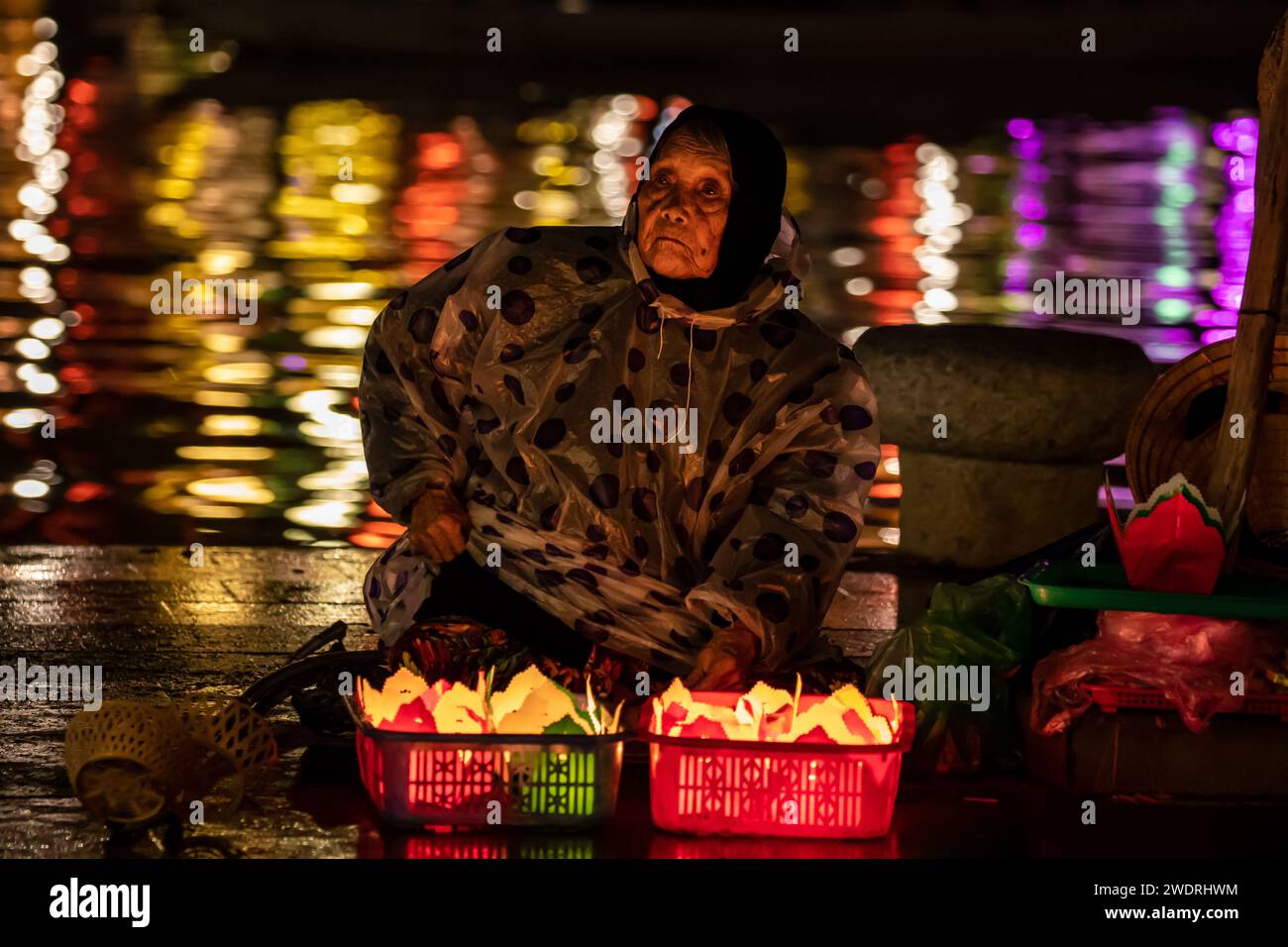 Die arme alte Frau verkauft Laternen und Kerzen in Hoi an Vietnam Stockfoto