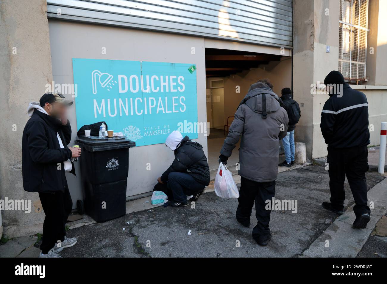 Marseille, Frankreich. Januar 2024. © PHOTOPQR/LA PROVENCE/ROSSI David ; Marseille ; 12/01/2024 ; Les douches Municipales ouvertes à tous au 4 rue Berton 13005 SAMU et assistantes sociales SDF sans domicile fixe sans abris Marseille, Frankreich, 12. januar 2024. 14 000 Obdachlose in Marseille einige von ihnen bei öffentlichen Duschen Credit: MAXPPP/Alamy Live News Stockfoto