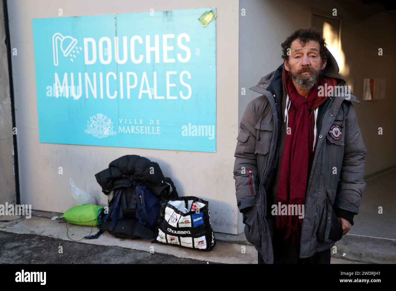 Marseille, Frankreich. Januar 2024. © PHOTOPQR/LA PROVENCE/ROSSI David ; Marseille ; 12/01/2024 ; Les douches Municipales ouvertes à tous au 4 rue Berton 13005 SAMU et assistantes sociales SDF sans domicile fixe sans abris Marseille, Frankreich, 12. januar 2024. 14 000 Obdachlose in Marseille einige von ihnen bei öffentlichen Duschen Credit: MAXPPP/Alamy Live News Stockfoto