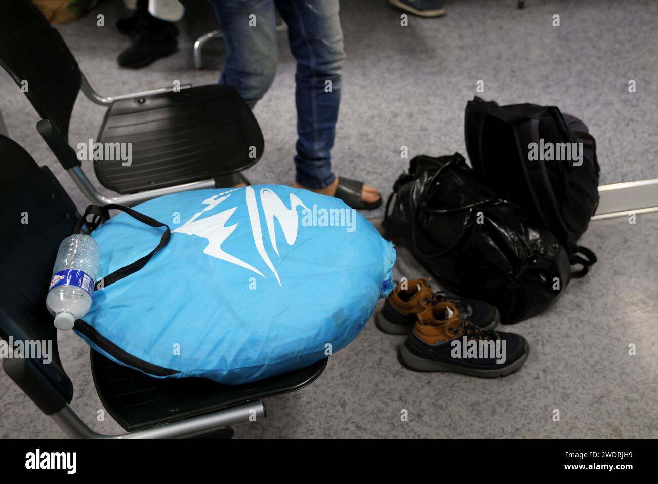 Marseille, Frankreich. Januar 2024. © PHOTOPQR/LA PROVENCE/ROSSI David ; Marseille ; 12/01/2024 ; Les douches Municipales ouvertes à tous au 4 rue Berton 13005 SAMU et assistantes sociales SDF sans domicile fixe sans abris Marseille, Frankreich, 12. januar 2024. 14 000 Obdachlose in Marseille einige von ihnen bei öffentlichen Duschen Credit: MAXPPP/Alamy Live News Stockfoto