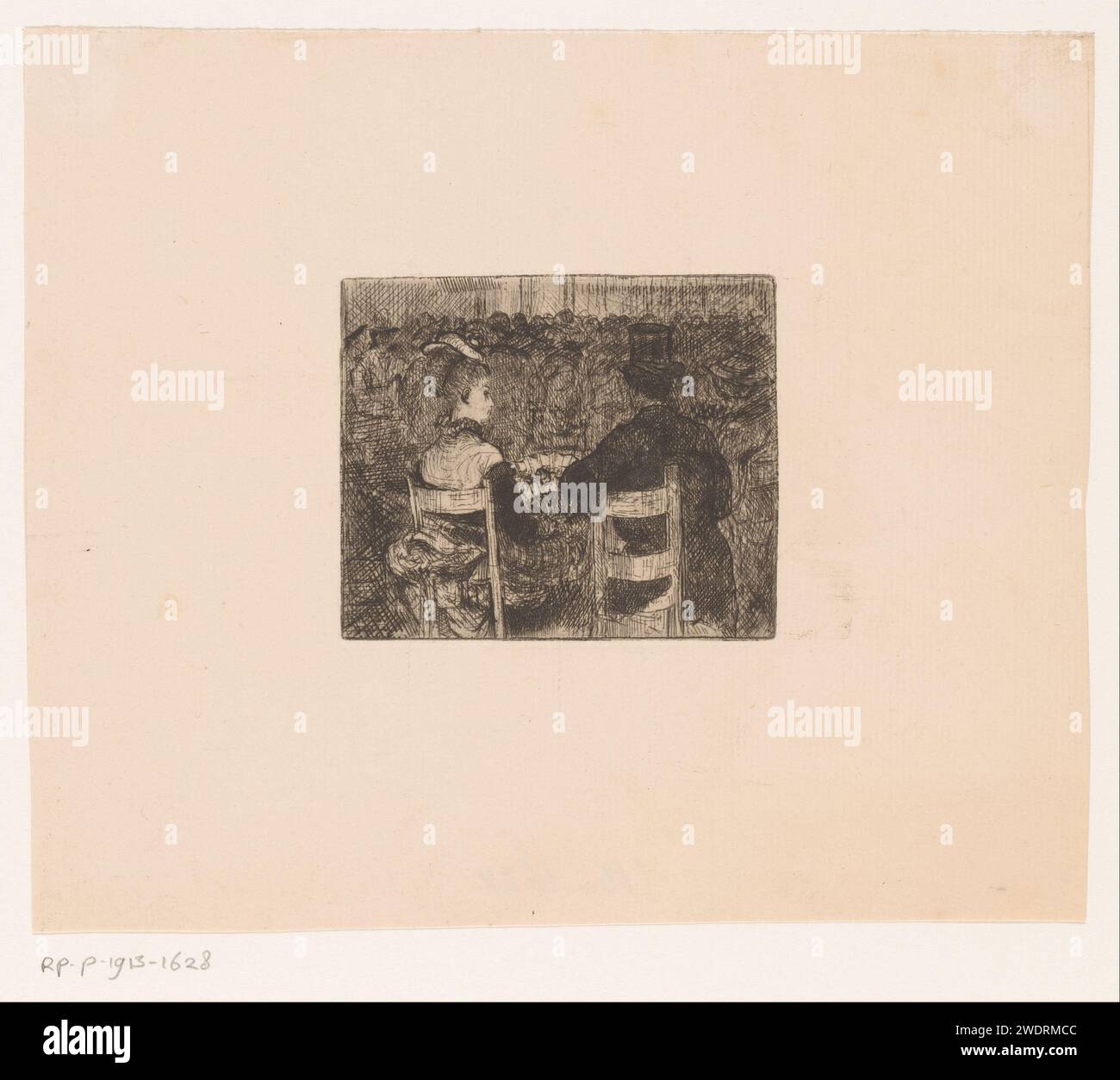 Frau mit Fächer und Mann mit Hut auf einem Stuhl in einer Menge, Xavier Mellery, 1855 - 1913 Druckpapier-Radierefächer. Sitzende Figur. Menge, Mob Stockfoto